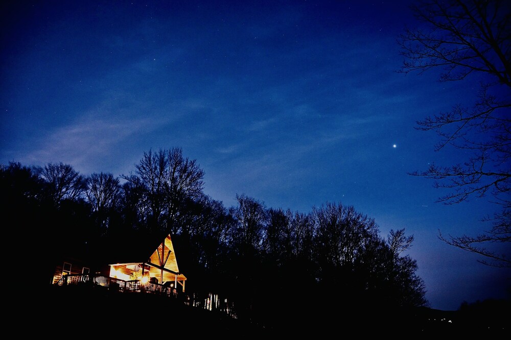 Private mountainside chalet bordering Dolly Sods with beautiful panoramic view.