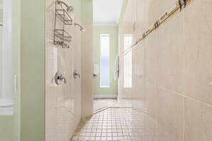 Combined shower/tub, hair dryer, towels