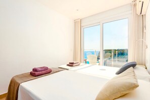 2 dormitoris, caixa forta a l'habitació i planxa i posts de planxar 