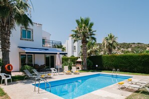Seasonal outdoor pool, pool umbrellas, pool loungers - Chrysanthemum Villa (Neo Chorio)