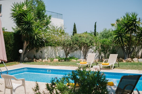 Piscine extérieure (ouverte en saison), parasols de plage