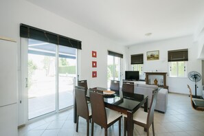 Villa | In-room dining - Chrysanthemum Villa (Neo Chorio)