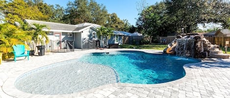 Una piscina al aire libre, una piscina climatizada