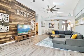 Smart TV, foosball - The Cozy Villa , private pool and spa , 3 miles from Disney (Kissimmee)