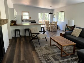 Smart TV, chimenea, libros y estéreo 