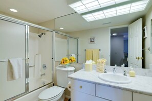 Tina con regadera, secadora de cabello, jabón, papel de baño 