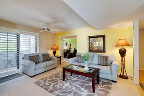 Smart TV, DVD player, books, streaming services - Paradise in Palm Springs, Cozy Condo 2BDR/2BA + Den, Balcony with Pool View (Palm Springs)