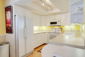 Fridge, microwave, oven, stovetop - Paradise in Palm Springs, Cozy Condo 2BDR/2BA + Den, Balcony with Pool View (Palm Springs)