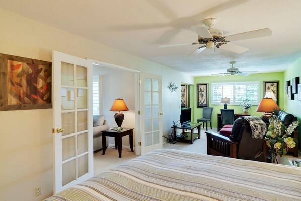 2 bedrooms, desk, WiFi, bed sheets - Paradise in Palm Springs, Cozy Condo 2BDR/2BA + Den, Balcony with Pool View (Palm Springs)
