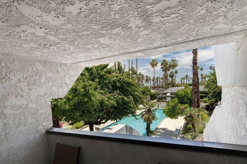Paradise in Palm Springs, Cozy Condo 2BDR/2BA + Den, Balcony with Pool View