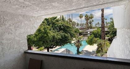 Paradise in Palm Springs, Cozy Condo 2BDR/2BA + Den, Balcony with Pool View
