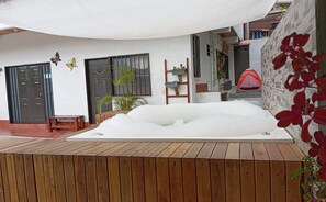 Bañera de hidromasaje al aire libre