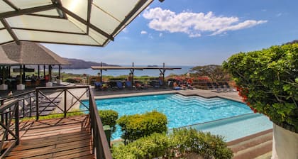 Modern villa with private pool, gas grill, internet & beach access