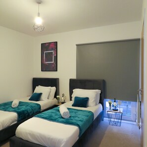 3 bedrooms, hypo-allergenic bedding, individually decorated - Tudors eSuites Private Garden & Garage (Birmingham)