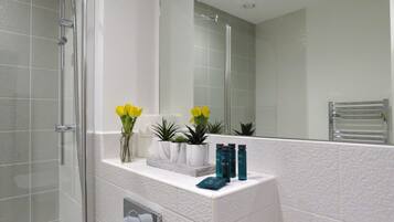 City House | Bathroom | Shower, free toiletries, hair dryer, towels