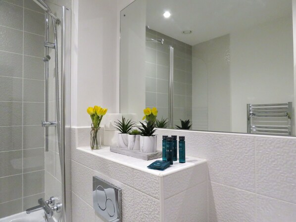 Casa urbana | Baño | Regadera, amenidades de baño gratuitas, secadora de cabello, toallas 