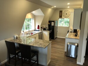 Großer Kühlschrank, Mikrowelle, Ofen, Herdplatte