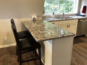 Full-sized fridge, microwave, oven, stovetop - Lovely "Wine Country Casita" - Private Guesthouse, Beautiful Views (Sherwood)