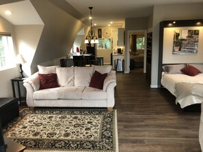 1 Schlafzimmer, hochwertige Bettwaren, Verdunkelungsvorhänge