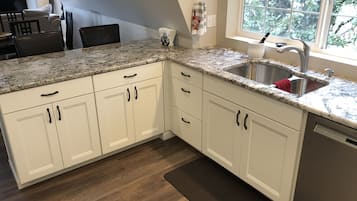 Full-sized fridge, microwave, oven, stovetop