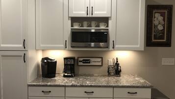 Grand réfrigérateur, micro-ondes, four, plaque de cuisson