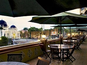 Outdoor dining - Hotel Madani Medan - Syariah Hotel (Medan)