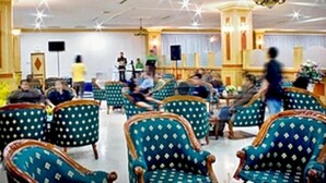Un salón amplio con filas de sillas y una zona escenario.