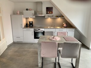 Kühlschrank, Mikrowelle, Herdplatte, Geschirrspüler