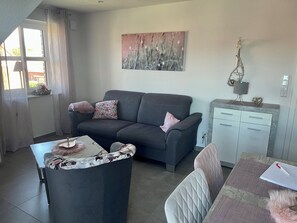 Smart TV, books - New feel-good vacation apartment MeerWeh in Greetsiel that leaves nothing to be desired (Greetsiel)