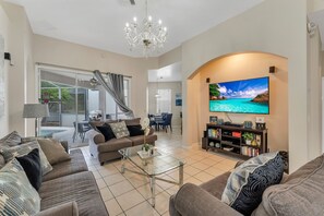 Smart TV, videojuegos, reproductor de DVD y futbolito 