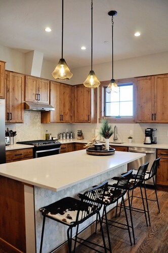 BRAND NEW Contemporary 2 BR near Winter Park Ski Resort on Shuttle w/priv hottub
