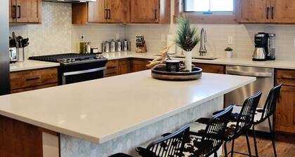 BRAND NEW Contemporary 2 BR near Winter Park Ski Resort on Shuttle w/priv hottub