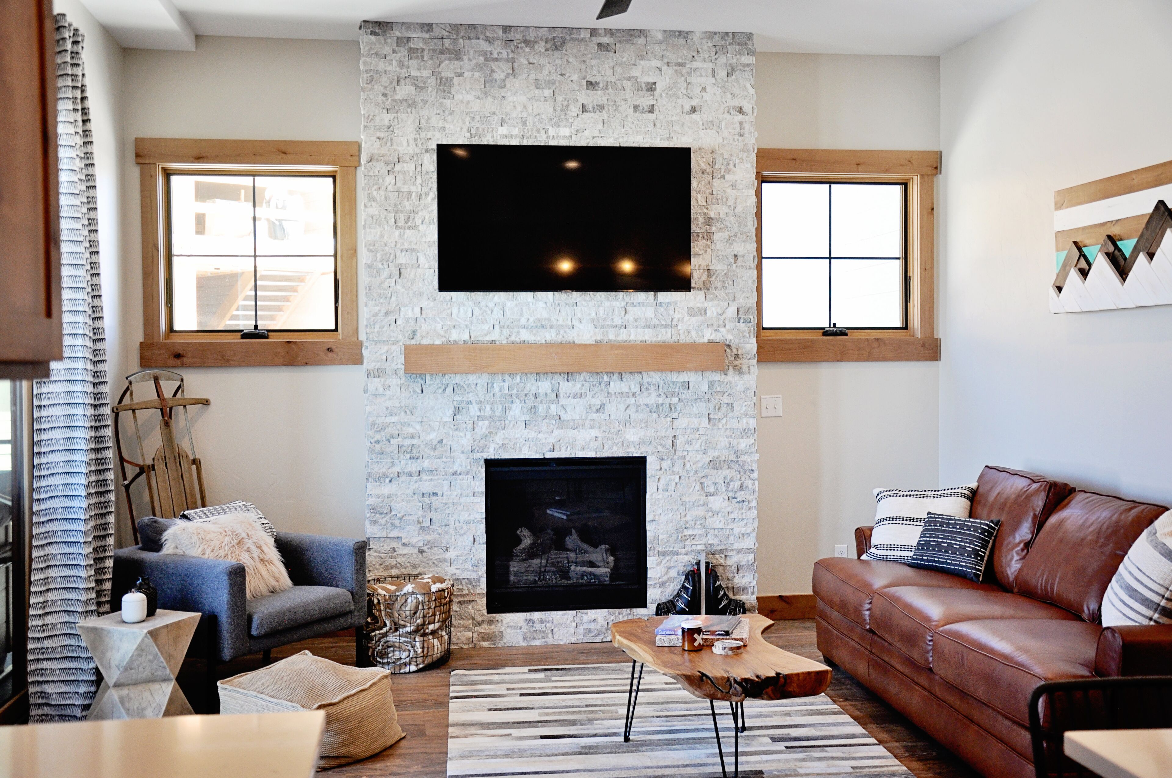 Smart TV, fireplace, DVD player, books