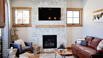 Smart TV, fireplace, DVD player, books