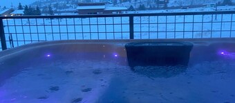 BRAND NEW Contemporary 2 BR near Winter Park Ski Resort on Shuttle w/priv hottub