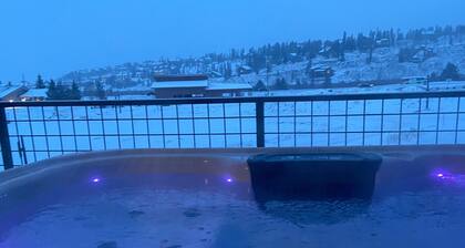 BRAND NEW Contemporary 2 BR near Winter Park Ski Resort on Shuttle w/priv hottub