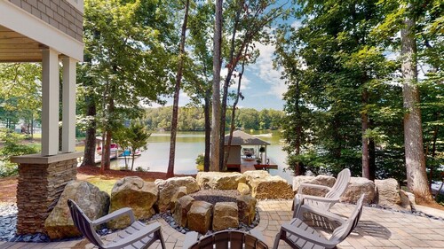 New SML Lake Retreat-Spectacular Dock, Boat Space, Fire Pit, Outdoor Dining,WiFi