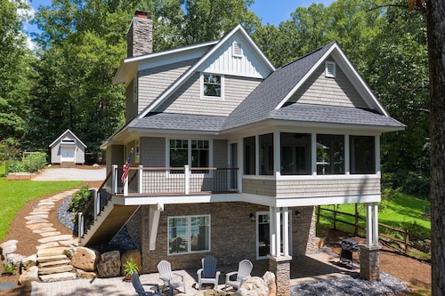 New SML Lake Retreat-Spectacular Dock, Boat Space, Fire Pit, Outdoor Dining,WiFi