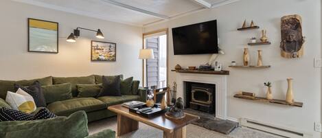 Una televisión, una chimenea, un reproductor de DVD