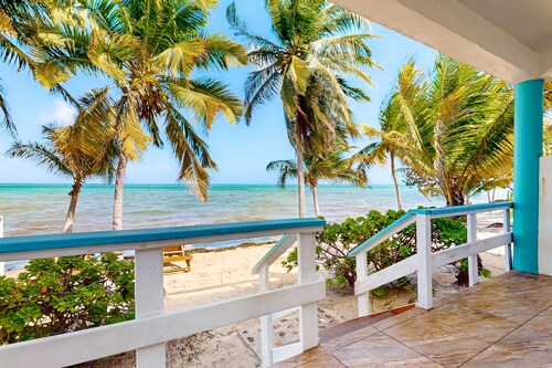 Charming beachfront condo with a kitchenette, shared pool, WiFi, & beach access