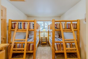 4 bedrooms, iron/ironing board, Internet, bed sheets