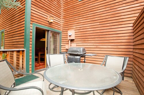 Spacious townhouse with ski & mountain views, deck, grill, & fireplace