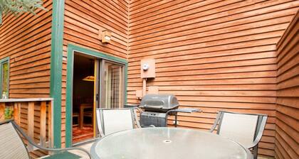 Spacious townhouse with ski & mountain views, deck, grill, & fireplace