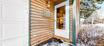 Spacious townhouse with ski & mountain views, deck, grill, & fireplace