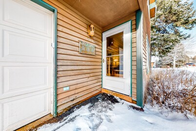 Spacious townhouse with ski & mountain views, deck, grill, & fireplace