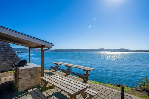 Oceanfront studio - harbor views, shared sauna & dog-friendly