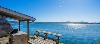 Oceanfront studio - harbor views, shared sauna & dog-friendly