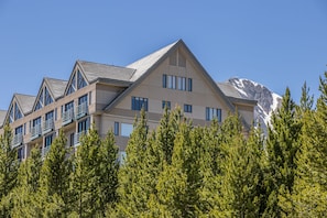 Exterior - Ski in/out condo w/fireplace, & community pool/hot tub/fitness center - Shoshone with Great Views (Big Sky)