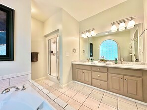 Combined shower/tub, jetted tub, eco-friendly toiletries, hair dryer