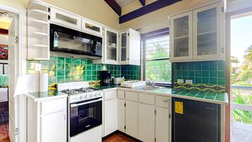 Frigobar, microondas, horno y parrilla de estufa